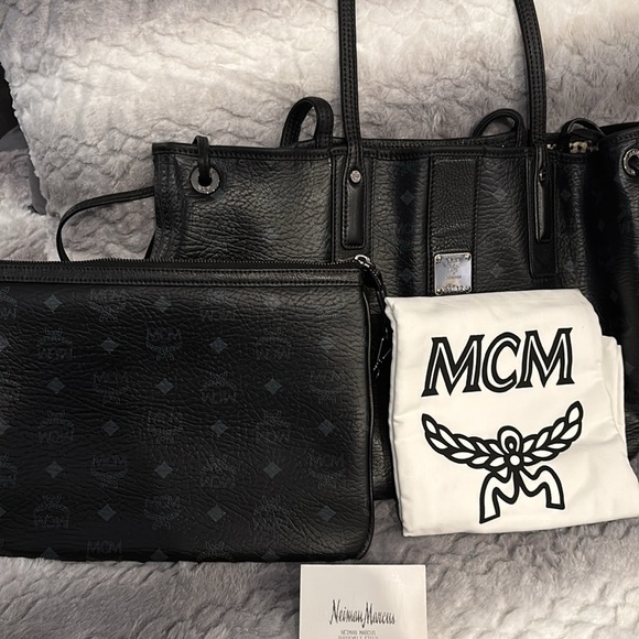 MCM Reversible Shoppe for Sale - Picture 2 of 13